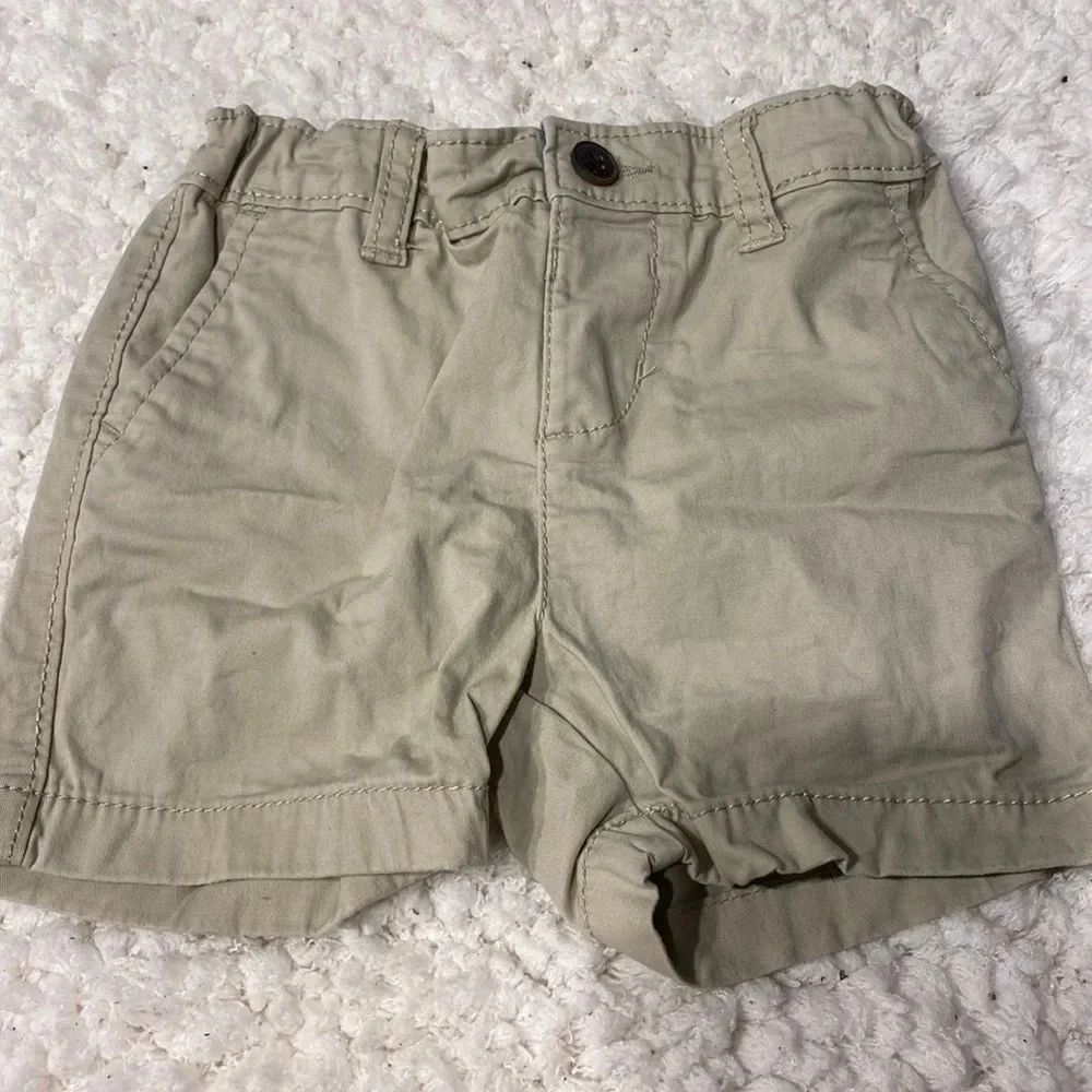 T baby boys OshKosh Bgosh. solid beige shorts size 18 mos